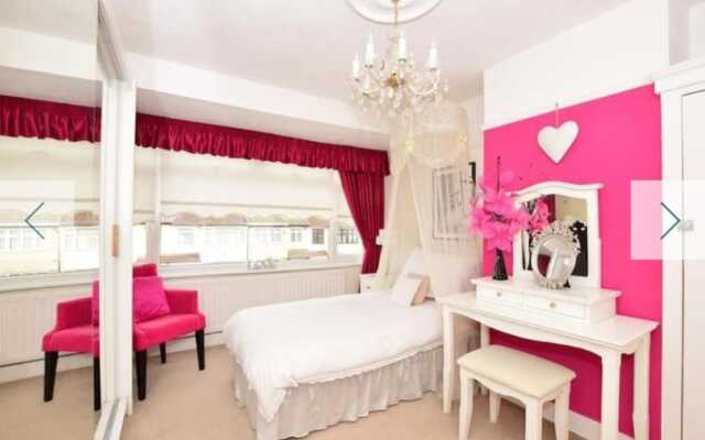 Beautiful Double Bedroom, Cosy and Spacious, Feel Like Your Home