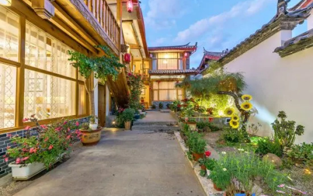 Tea-fragrant wooden hostel – Outside – Lijiang