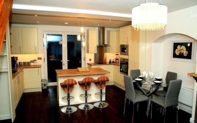 A Modern, Comfy Newly Remodeled 2bd House