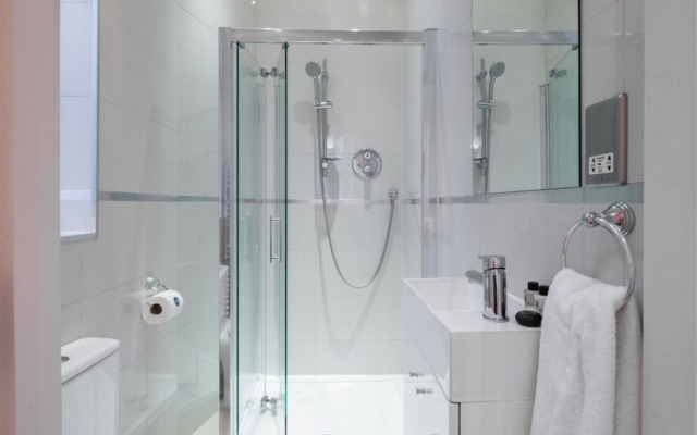 The Kensington Palace Retreat - Modern 2BDR Flat