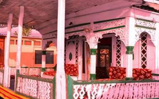 New Retreet Group of Houseboats