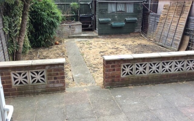 Abbey Wood Leisure House