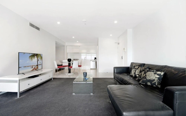 Iconic Q Surfers Paradise 1 Bed + Study Apartment