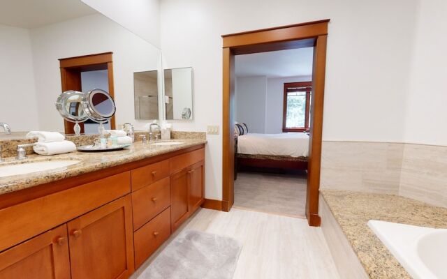 Timbers 6 Updated and Pet-Friendly, Private Jacuzzi, Private Garage by RedAwning