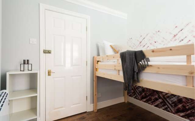 The Historic Gem - Sleek & Central 3BDR Maisonette