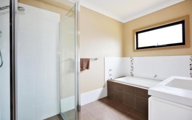 Panorama @ the Lake - Pet Friendly - 15 Mins to Hyams Beach – Bathroom – St. Georges Basin