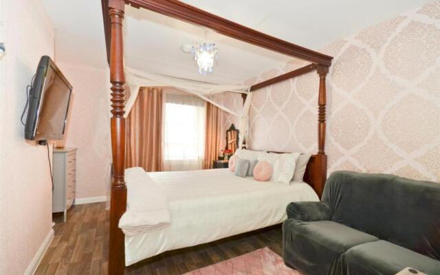 Marinaa Inn, Welcome Home