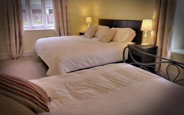 Cotswolds Valleys Accommodation - Medieval Hall - Exclusive use character three bedroom holiday apartment