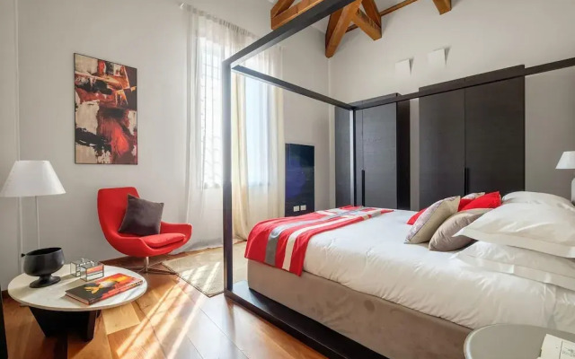Venice Canal Palazzo Gracious and Modern 3 Bedroom Apartment