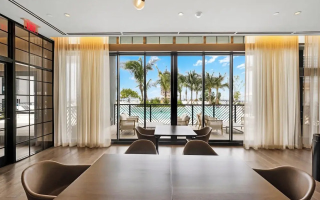 Luxury Downtown 2 BR with Skyline View
