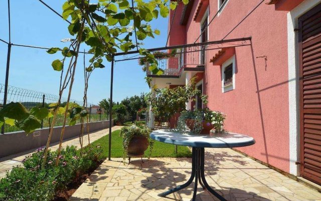 Simple Apartment a3 for 5 Guests in Vrvari, Close to the Beach