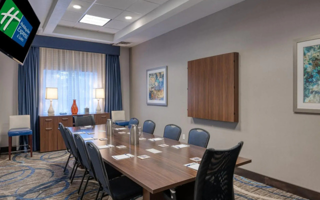 Holiday Inn Express & Suites Edwardsville by IHG