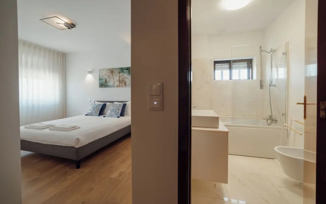 City Center Grand Apartment by Vacationy