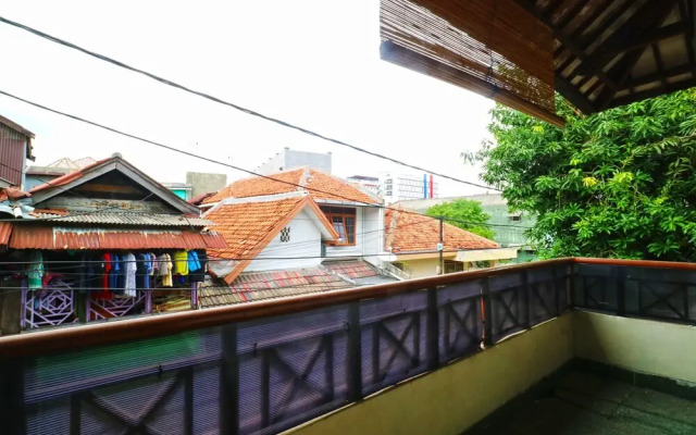 Premium Senen Guesthouse - Female Only