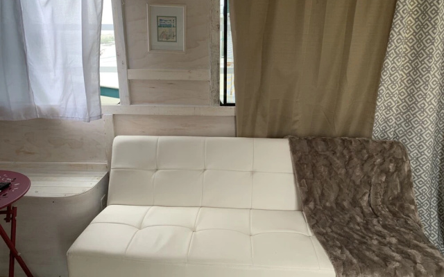 Harbor Houseboat