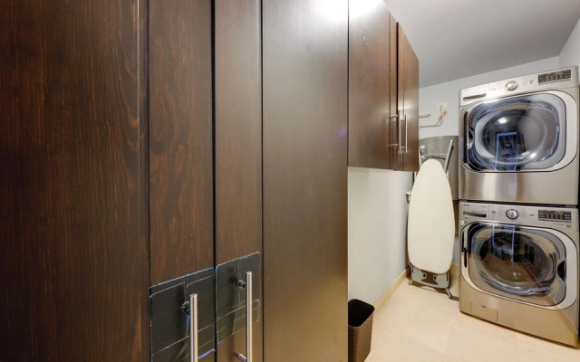 Luxe Mtn Top Retreat w/ Pool Access & Sea View!