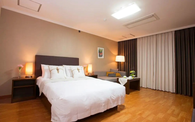 Yujin Hotel