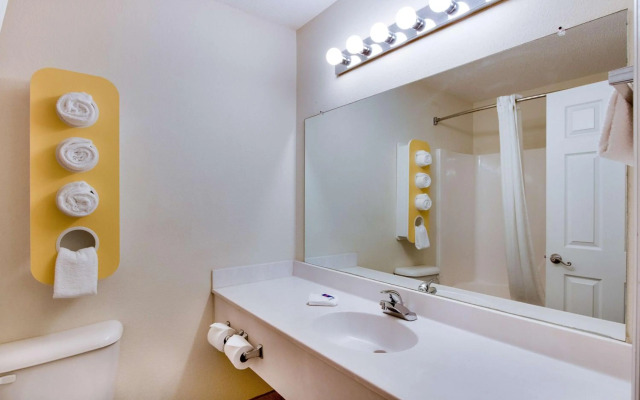 Motel 6 Hinesville, GA