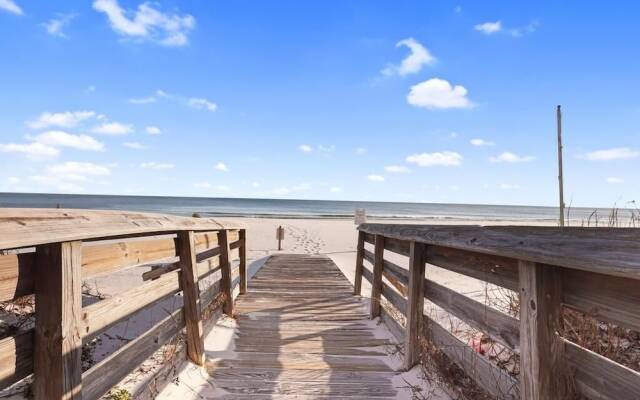 2br/2ba Sleeps 8, Beachfront w/ Pool