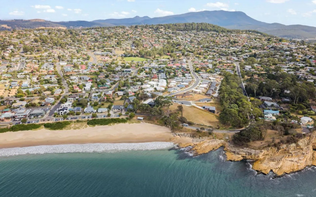 Gorgeous 4 Bedroom House - Blackmans Bay