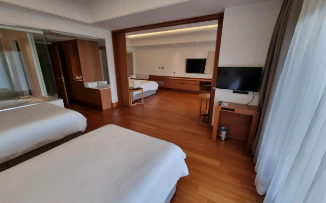 Pine Grove Hotel