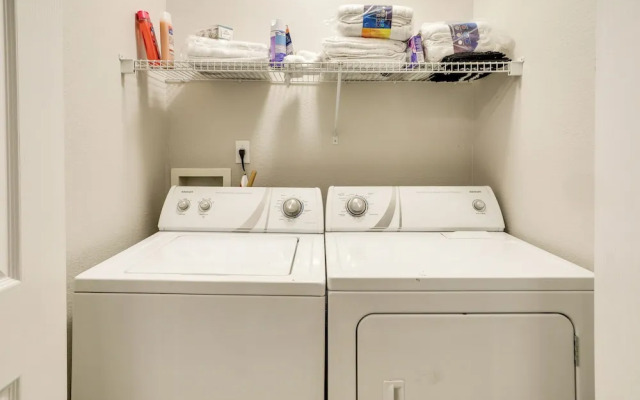 Charming North Charleston Townhome - Pets Welcome!