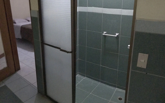 Green Country Hotel - Hostel