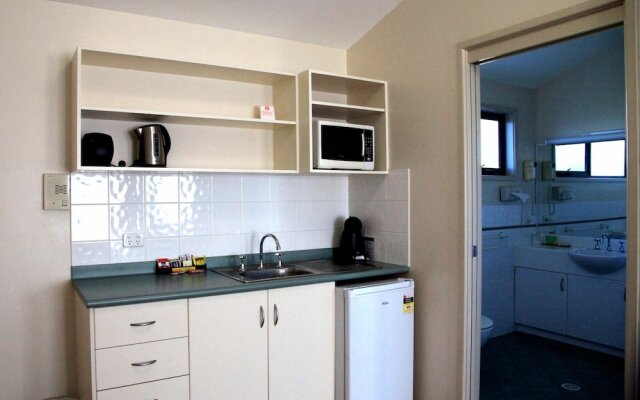 Best Western Travellers Motor Village