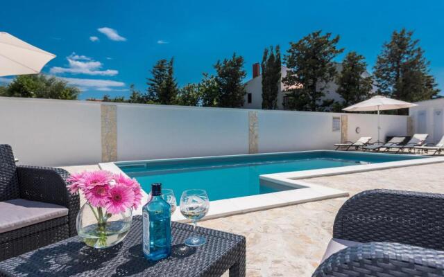Villa Star 4 luxury apartment with a pool
