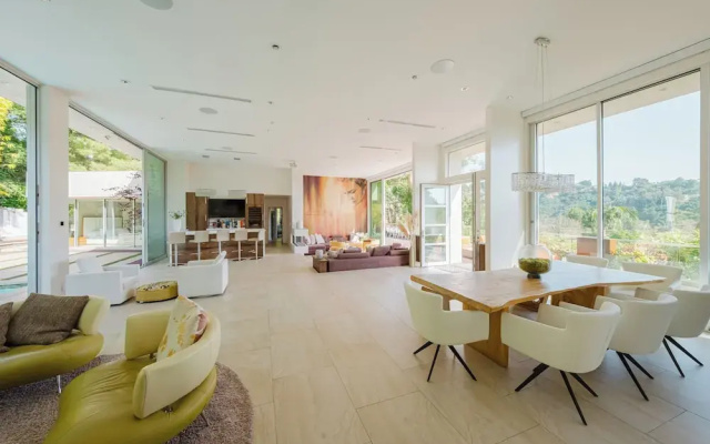 Zen Estate - Luxurious 5BR Beverly Hills Sanctuary With Pool & Canyon Views