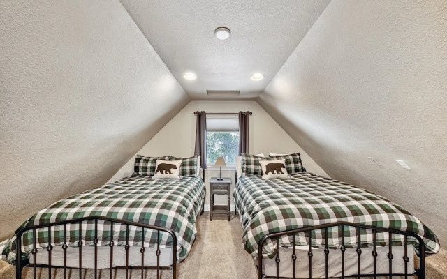 Dancing Bear Cabin Pet Friendly, Sleeps 4, Totally Cute!