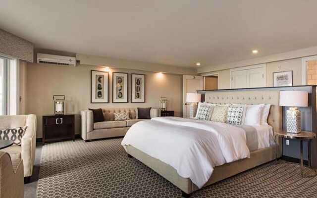 Fathoms Hotel & Marina