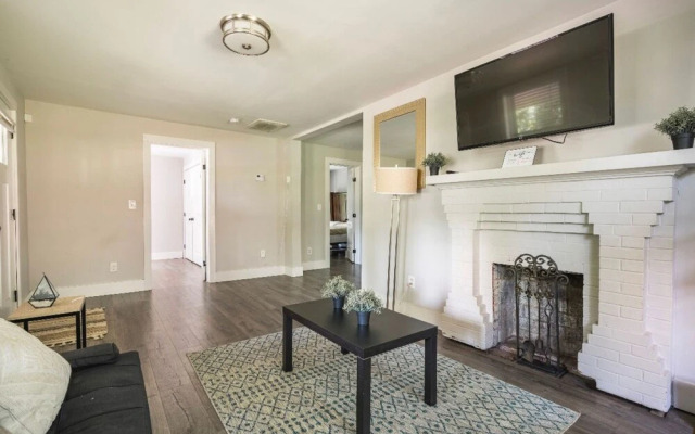Charming Fully-renovated Bungalow