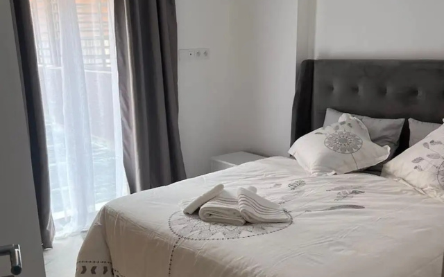 1bed Apartment - Sleeps 4 - Balcony, Wifi, Parking
