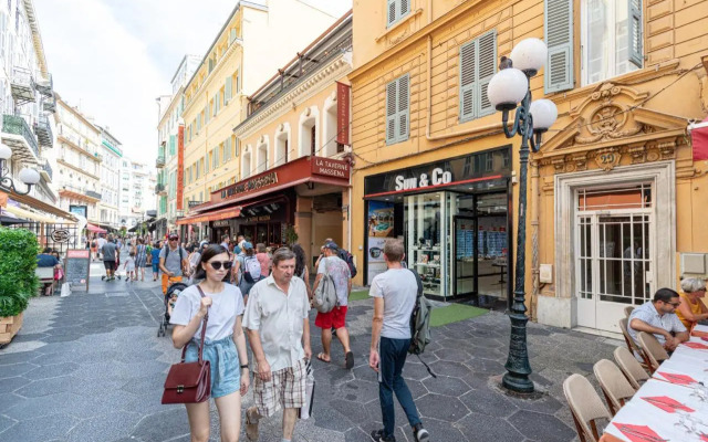 Massena Street - 1 Bdr Duplex with AC & Parking