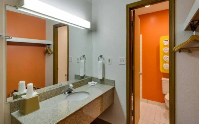 Motel 6 Waukegan, IL