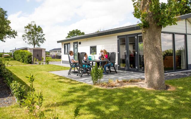 Detached, light chalet with dishwasher not far from Hoorn