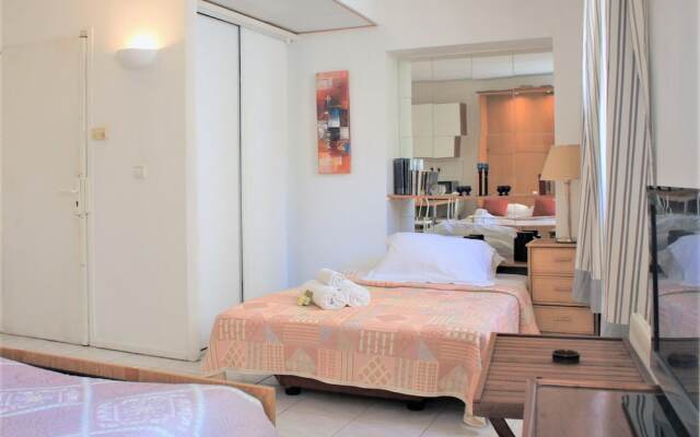 Central Studio with 2 Double Beds