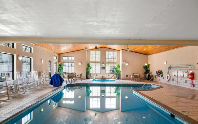 White Pines Inn & Suites