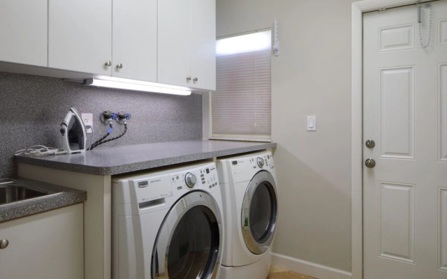 Golfview - Short Term Rental Certified by Weston. Private & Sanitized, Perfect for Social Distancing & Working From Home. Self Check-in. Private Pool, Pet Friendly. Super-host Support