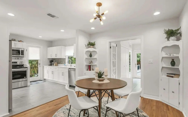 Pool House Oasis - Home for 6