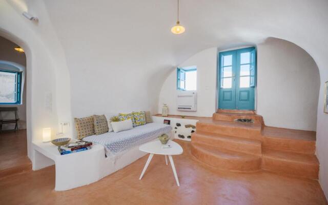 Santorinio Yellow House