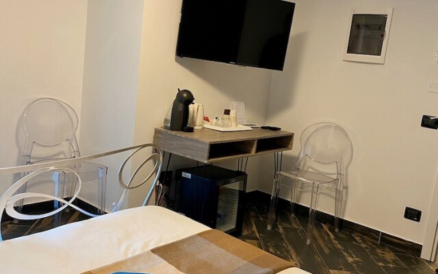 Gatto Bianco Le Mura