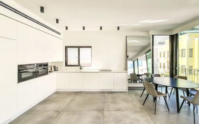 Exclusive 3BDR Near Rothschild TL40