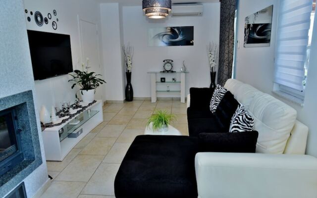 Villa Doris With Heated Pool gym and Kids Playground