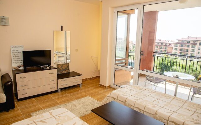 FM Deluxe Studio with Parking & Pool