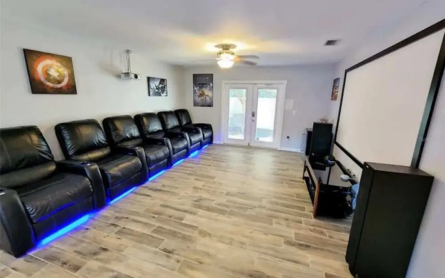 Heated Pool, Jacuzzi & Sauna! Tampa, FL