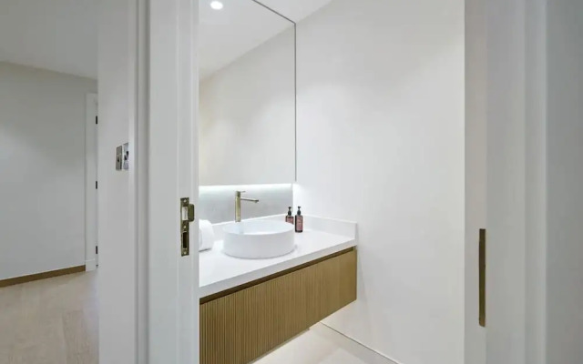 Waterfront 3BR Apt Direct Access to Nakheel Mall