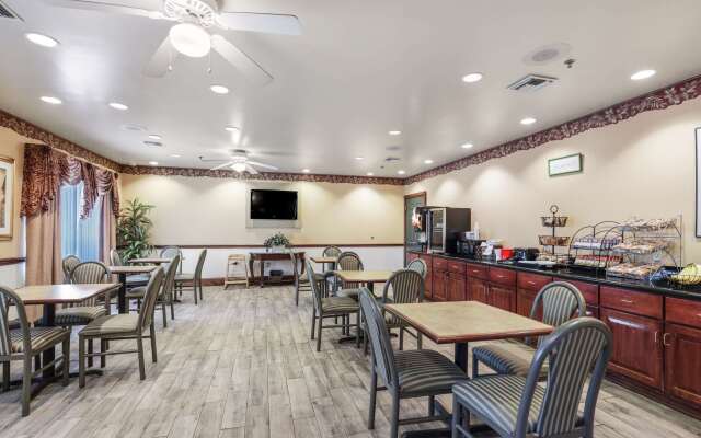 Econo Lodge Inn and Suites