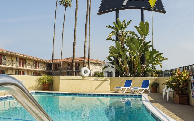 Safari Inn, a Coast Hotel